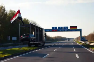 Internationale autotransporter met meerdere voertuigen op Europese snelweg